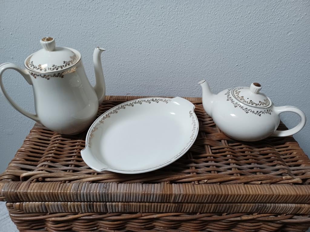 Servies P. Regout Maastricht beige met goud, Antiek en Kunst, Ophalen