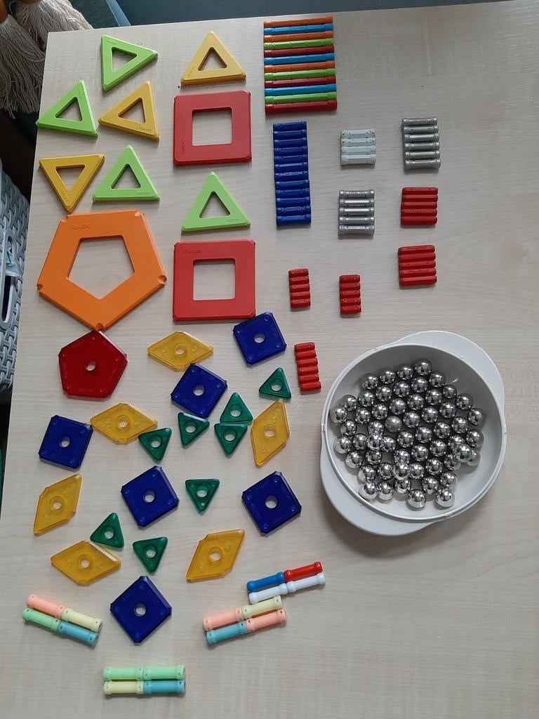 Geomag 96 magneetstaafjes+vormpjes + 56 kogeltjes supersterk, Ophalen of Verzenden, Zo goed als nieuw