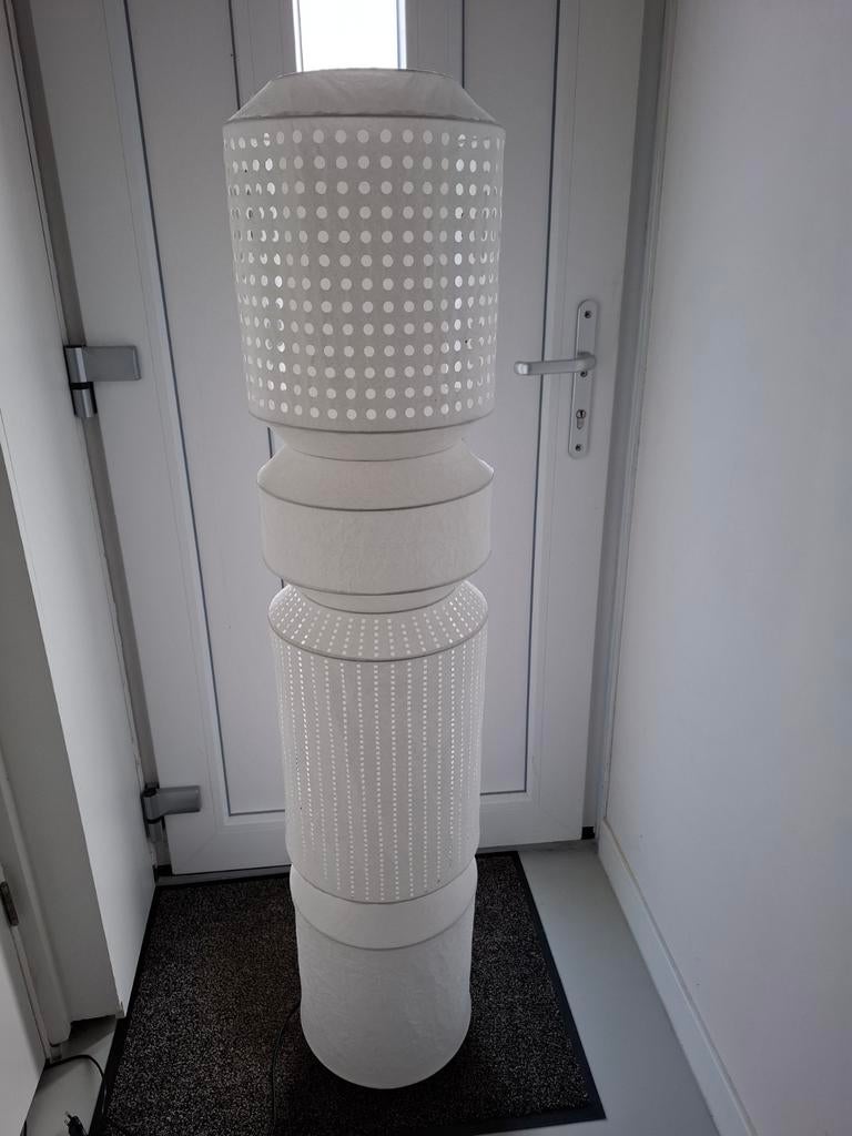 Stijlvolle witte vloerlamp Ikea Majorna, Huis en Inrichting, Lampen | Vloerlampen, Ophalen, Overige materialen, Zo goed als nieuw