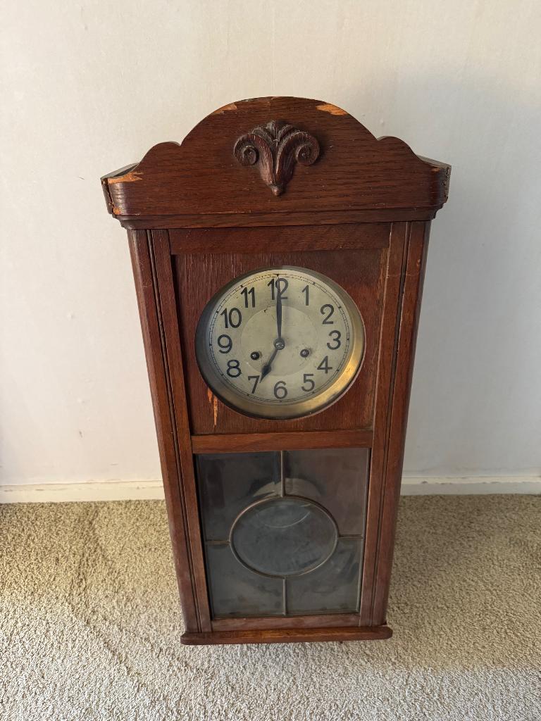 Wand klok houten kast met slinger en glas in lood deurtje, Antiek en Kunst, Ophalen