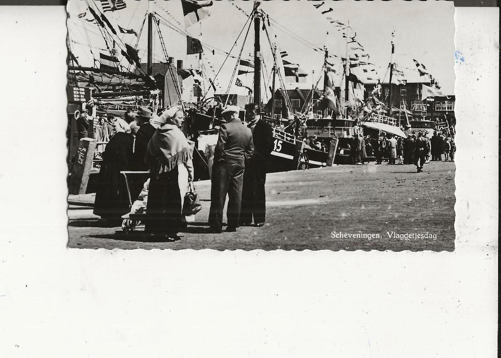 Scheveningen Vlaggetjesdag met Scheveningers aan de Haven, Ophalen of Verzenden, 1940 tot 1960, Ongelopen, Zuid-Holland
