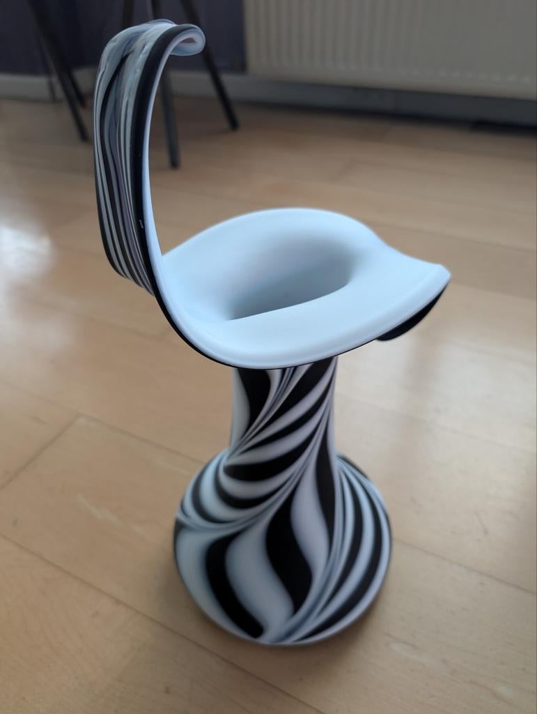 Zwart-wit gestreepte vaas, Ophalen