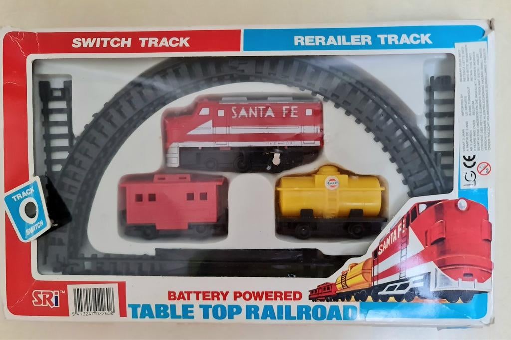 Plastic trein met rails Santa Fe locomotief compleet, Antiek en Kunst, Ophalen