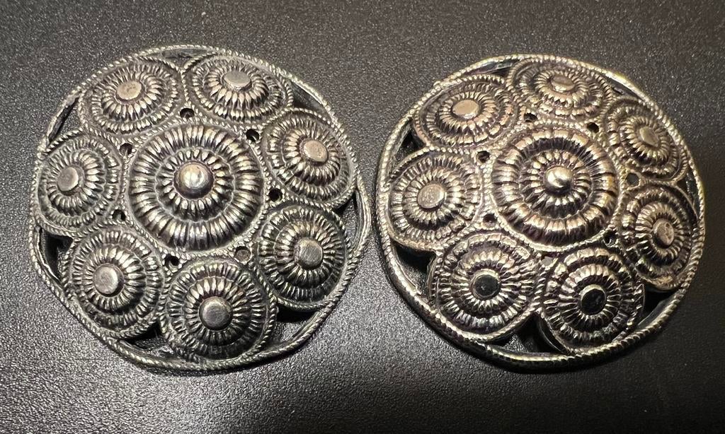 Vintage Zeeuwse knopen stijl zilverkleur clip oorbellen., Verzenden, Zo goed als nieuw, Zilver, Overige materialen