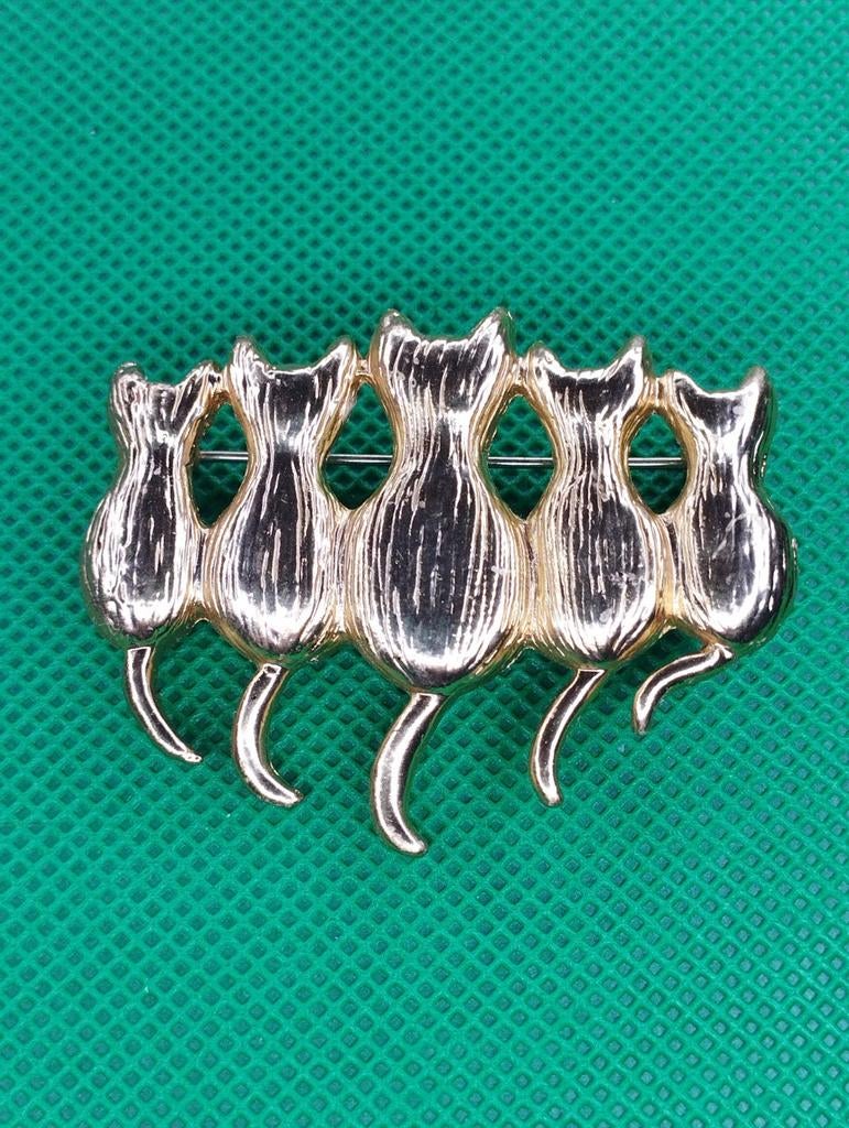 Een prachtige vintage broche met veel kittens., Ophalen of Verzenden, Zo goed als nieuw, Zilver, Overige materialen