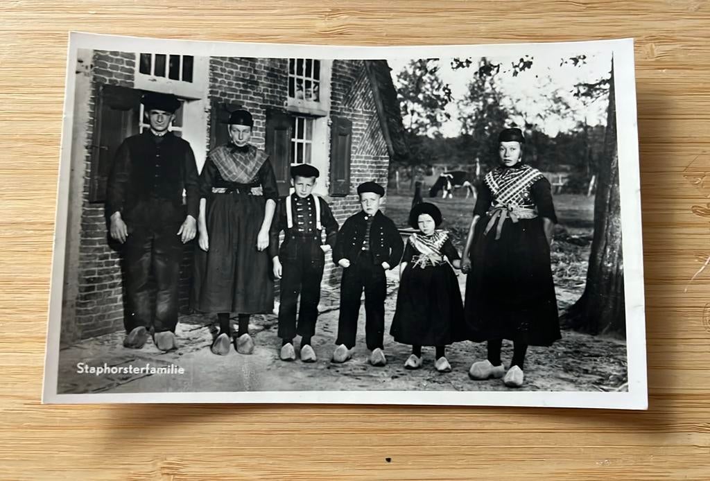 Staphorst Staphorster familie in klederdracht, Verzamelen, Ansichtkaarten | Themakaarten, Ophalen of Verzenden, 1940 tot 1960