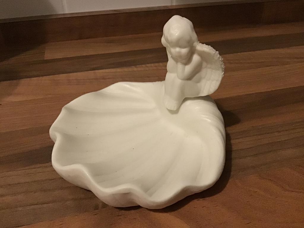 Schattig engeltje zittend op een sieraden/zeepschaaltje., Verzamelen, Beelden en Beeldjes, Ophalen of Verzenden, Zo goed als nieuw