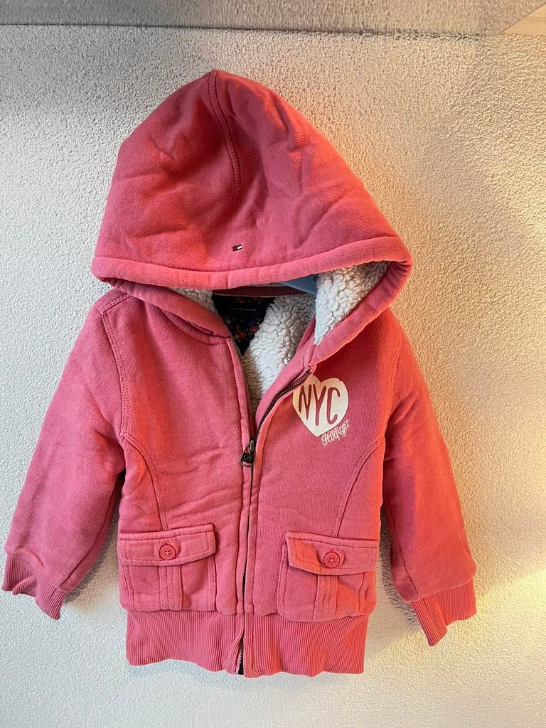 Tommy Hilfiger jas maat 98 / 3T. Kleur roze., Ophalen of Verzenden, Zo goed als nieuw, Meisje, Jas