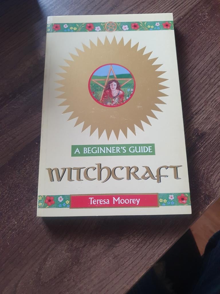 Beginnersgids Hekserij - Teresa Moorey, Boeken, Achtergrond en Informatie, Spiritualiteit algemeen, Teresa Moorey, Ophalen of Verzenden