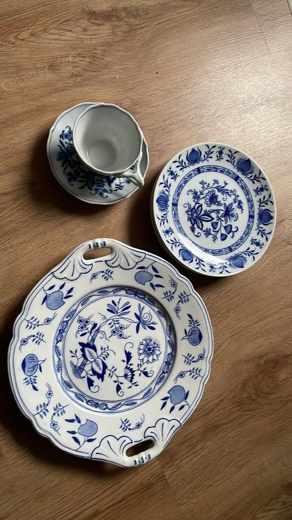 Kopje, gebaksschaal en 3 bordjes van echt kobalt, Ophalen