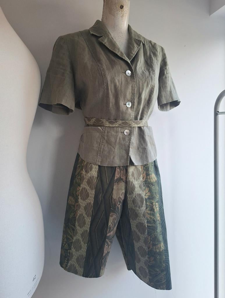 set linnen kaki zomer short ann demeulemeester broche 38/40, Kleding | Dames, Maat 38/40 (M), Kostuum of Pak, Nieuw, Ophalen of Verzenden