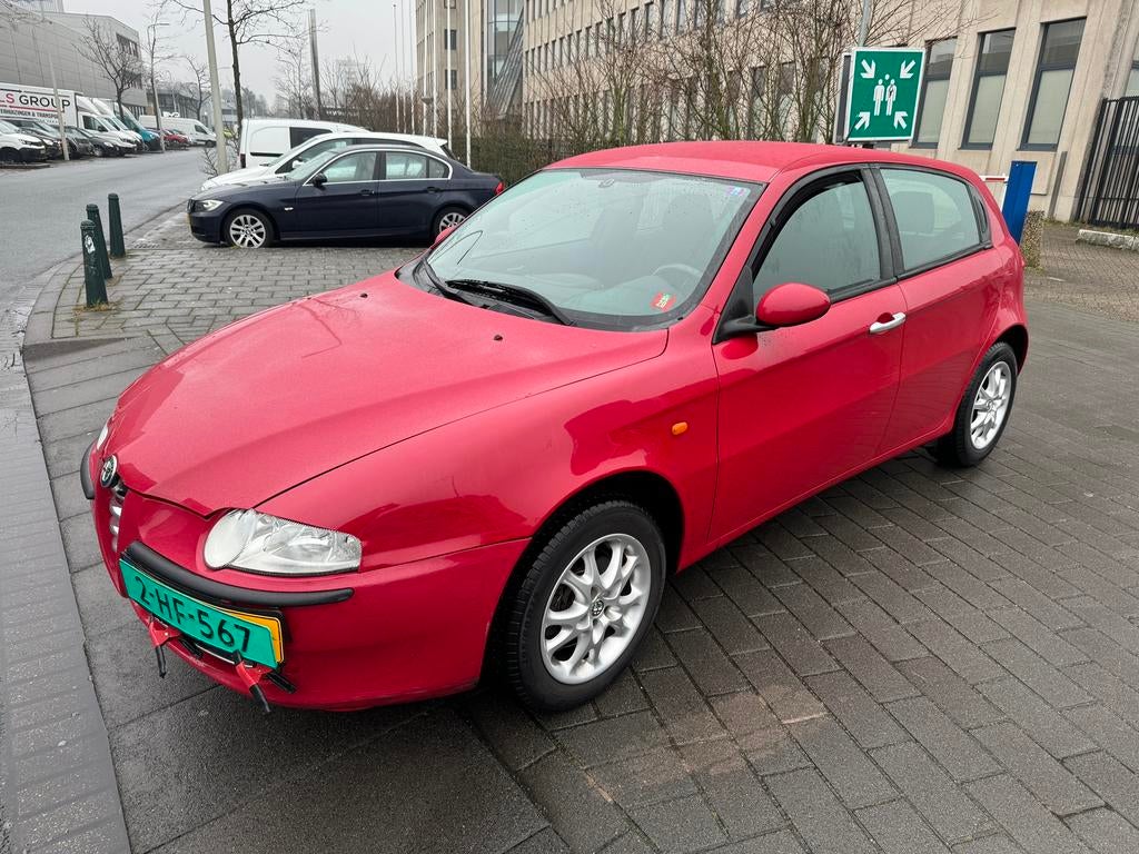 Alfa Romeo 147 1.6 T.spark 16V 77KW 5DR 2002 Rood lage km, Auto's, Voorwielaandrijving, Stof, Zwart, 4 cilinders