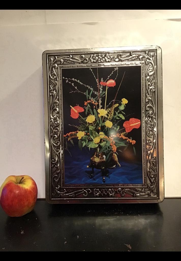 Groot plat zilverkleurig blik + bloemen / bloemstuk 32 x 25., Ophalen of Verzenden