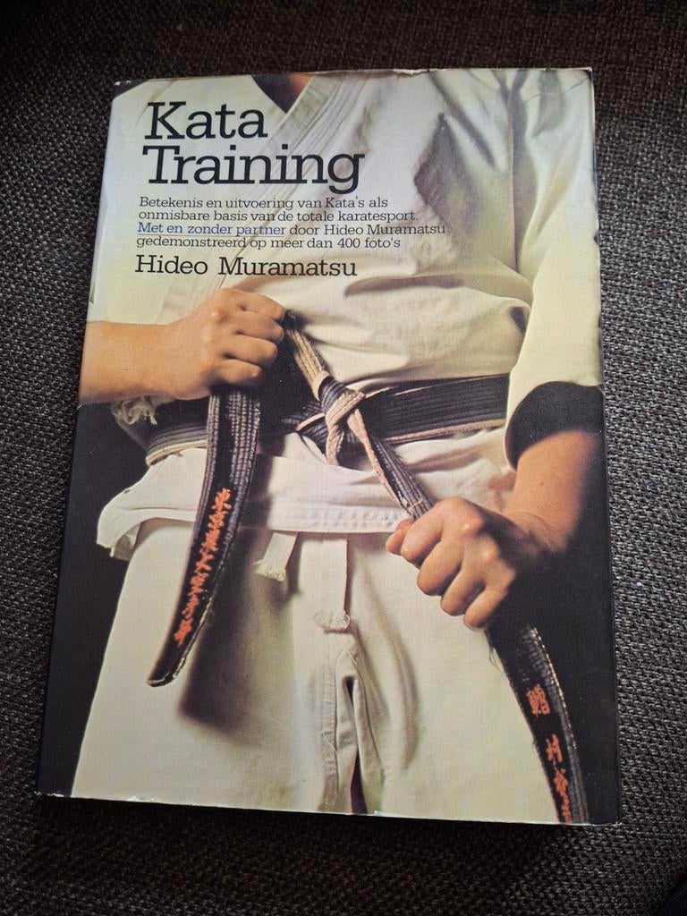 Karate boek, kata training door Hideo Muramatsu 1979, Ophalen of Verzenden, Zo goed als nieuw, Balsport