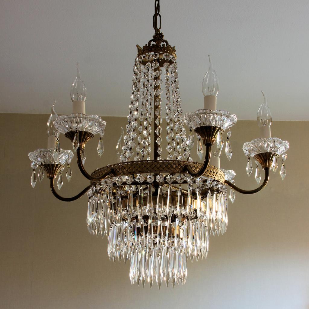 Zakkroonluchter met ijspegelkristallen, Ophalen