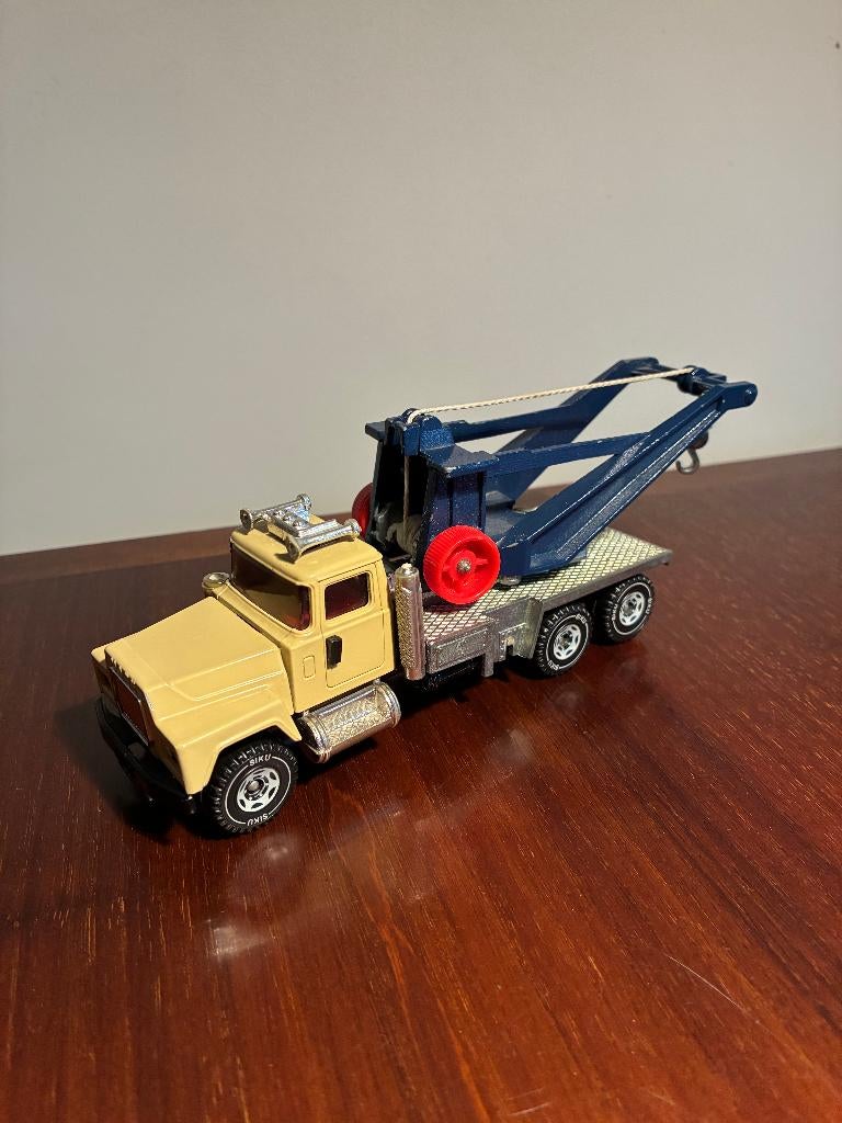 SIKU toys - MACK Wrecker Truck met kraan, Ophalen of Verzenden, Gebruikt, Bus of Vrachtwagen, SIKU