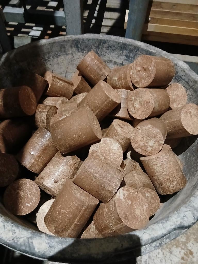 Hard geperste briketten van verschillende soorten zaagsel, Minder dan 3 m³, Ophalen of Verzenden, Overige houtsoorten, Blokken