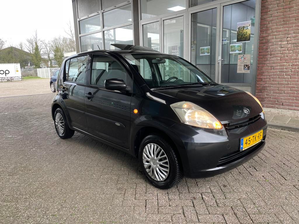 Daihatsu Sirion 1.0_NW KOPPELING_HOGE INSTAP_ APK 11-26_NAP!, Auto's, Voorwielaandrijving, Zwart, Bedrijf, Handgeschakeld