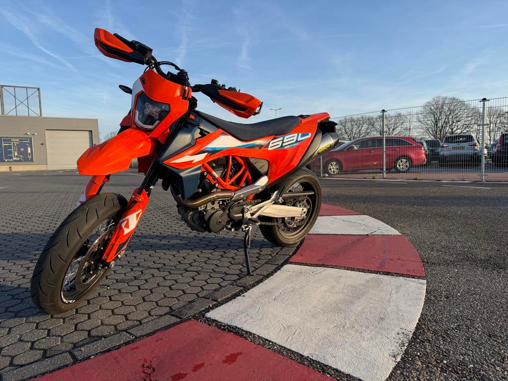 KTM 690 SMC R model 2024