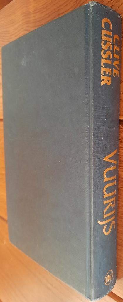 Boek: Vuurijs van Clive Cussler, Ophalen of Verzenden, Gelezen, Clive Cussler