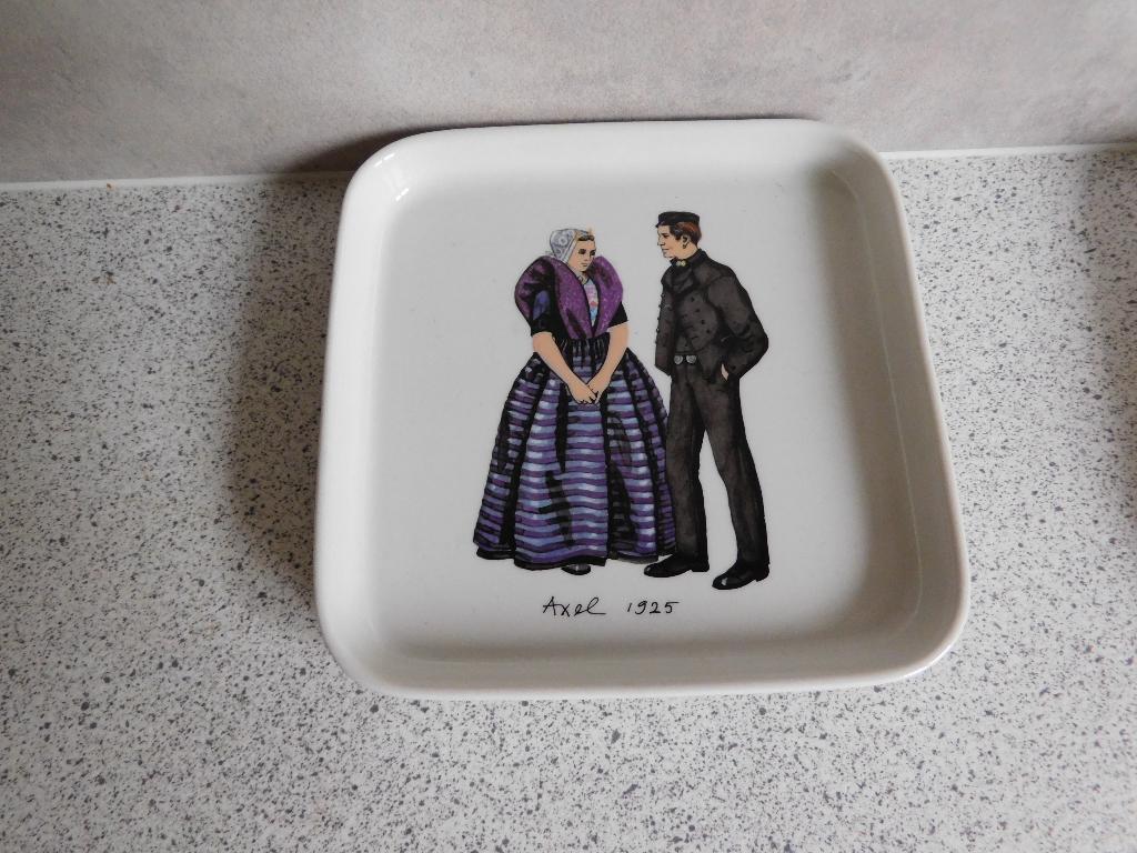 Bord 13 cm. Klederdracht Axel 1925 Villeroy & Boch, Ophalen of Verzenden, Zo goed als nieuw, Bord(en), Overige stijlen