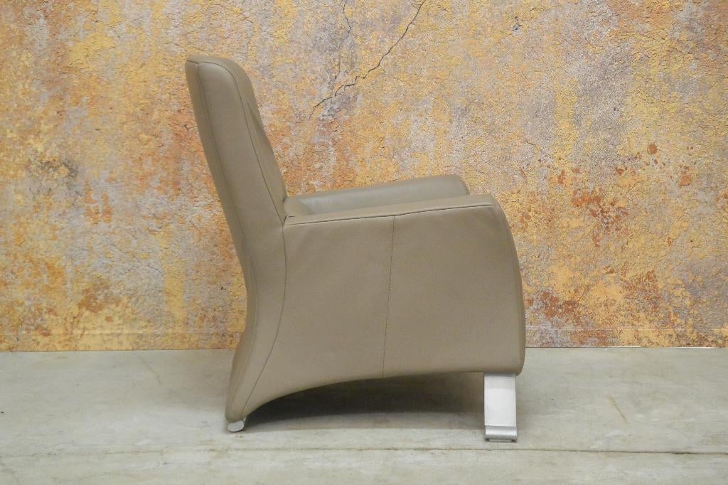 ZGANieuw! taupekleurige leren Rolf Benz 322 design fauteuil!, Rolf benz, Rolf benz, 75 tot 100 cm, Ophalen of Verzenden