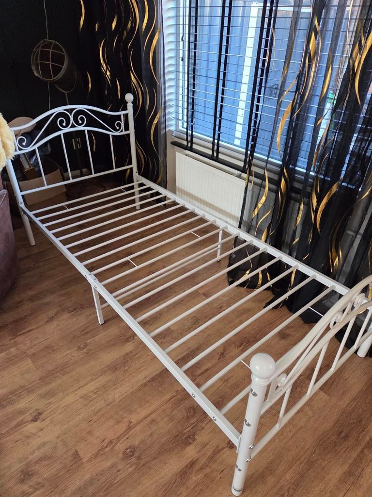 Nieuw eenpersoons bed voor een prinsesje, Ophalen