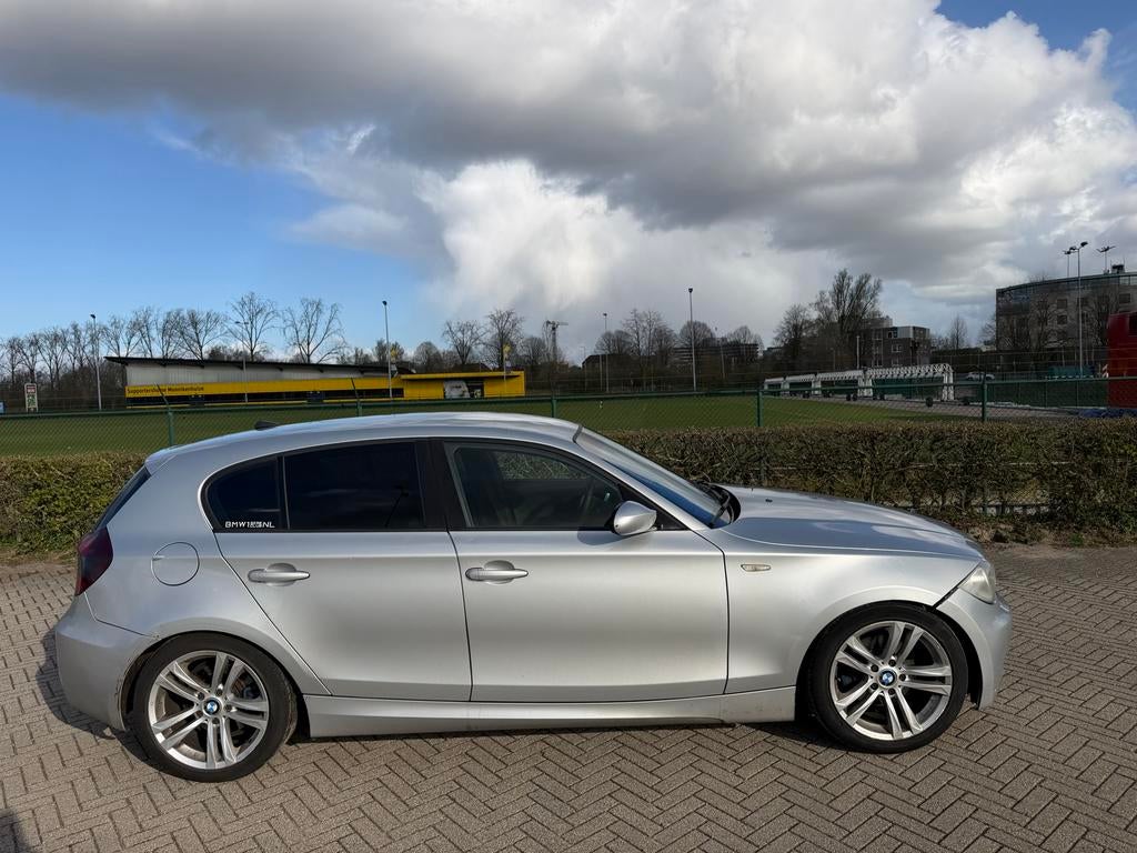 BMW 1-Serie 2.0 120I 2006 Grijs, Auto's, Achterwielaandrijving, 1995 cc, 4 cilinders, 1200 kg