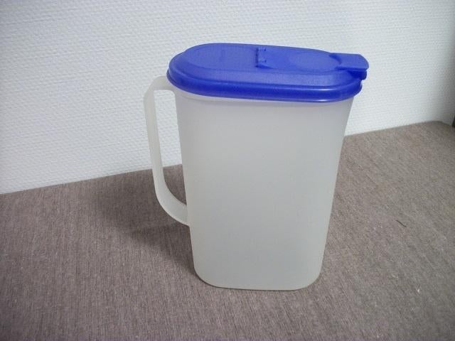 Tupperware Schenkkan ( blauwe deksel, 2 liter ), Ophalen of Verzenden, Gebruikt, Beker of Kan