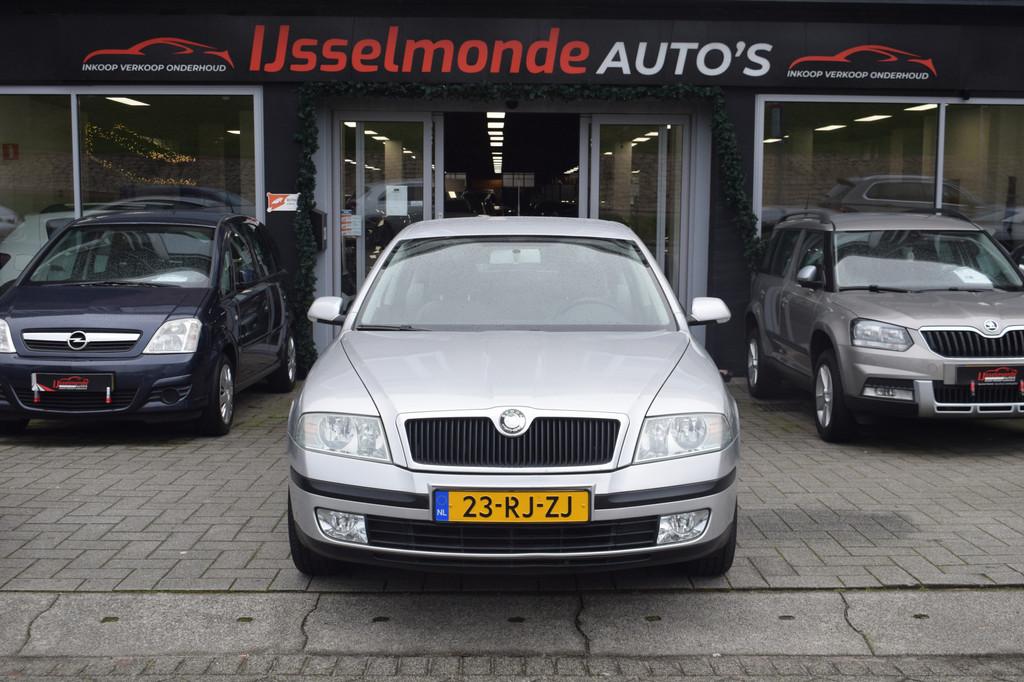 Skoda Octavia 2.0 FSI Ambiente AUTOMAAT 125.077 KM NAVI, Stof, Gebruikt, 4 cilinders, Metallic lak