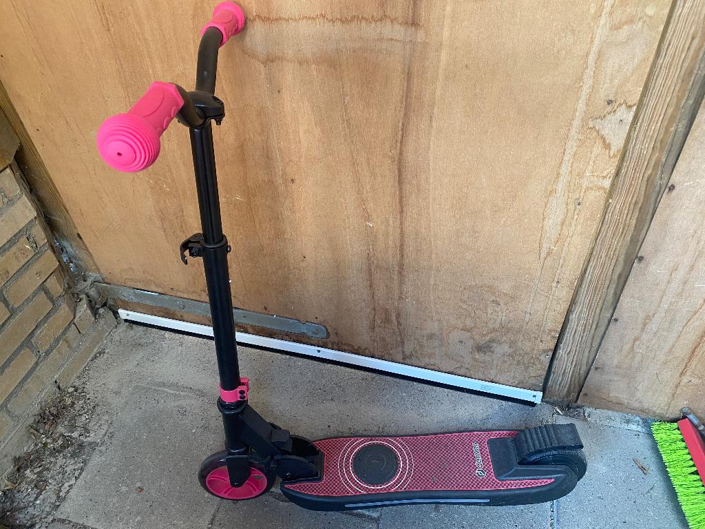 Elektrische kinder step, Fietsen en Brommers, Steps, Ophalen, Zo goed als nieuw, Elektrische step (E-scooter), Denver