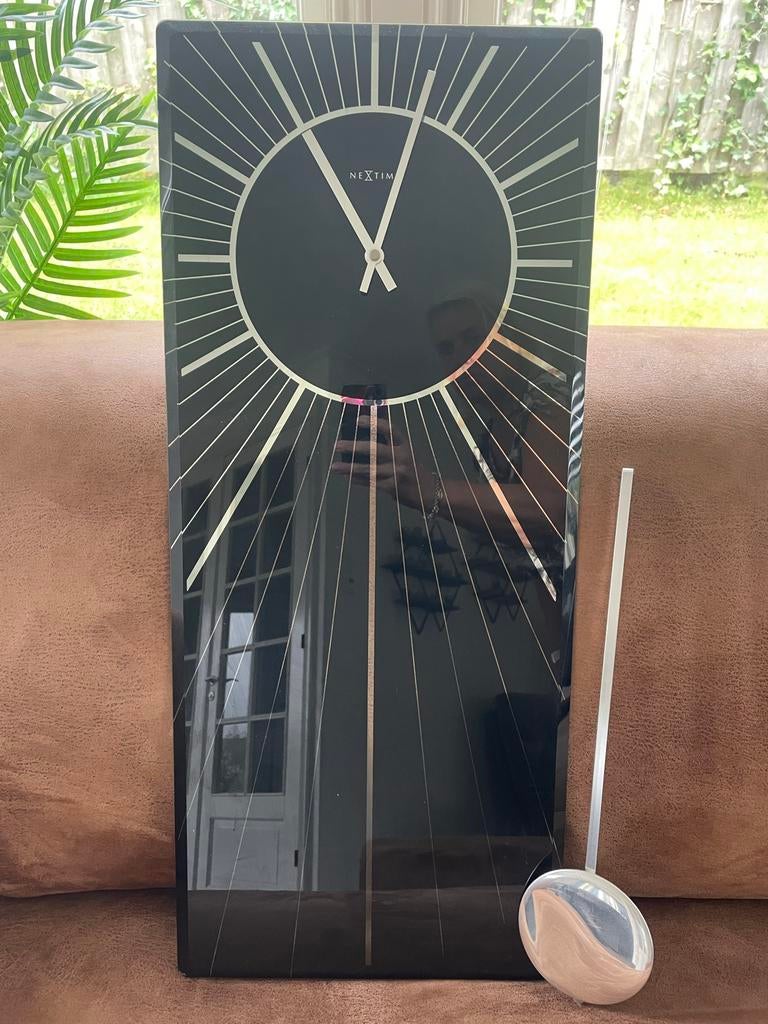Nextime Klok Glans Zwart met Slinger - Modern Design, Huis en Inrichting, Woonaccessoires | Klokken, Ophalen, Zo goed als nieuw