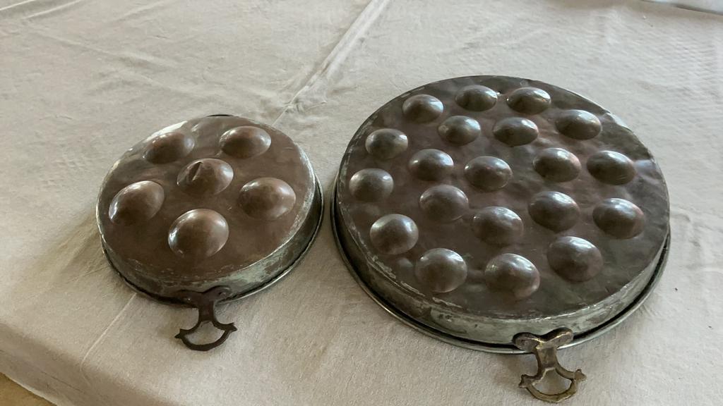 2 antieke poffertjes pannen, Ophalen