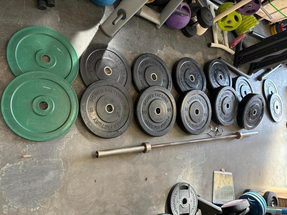 Power factory 155 kg bumperplates met olympische halter, Gebruikt, Met stang, 155 kg, Halterset