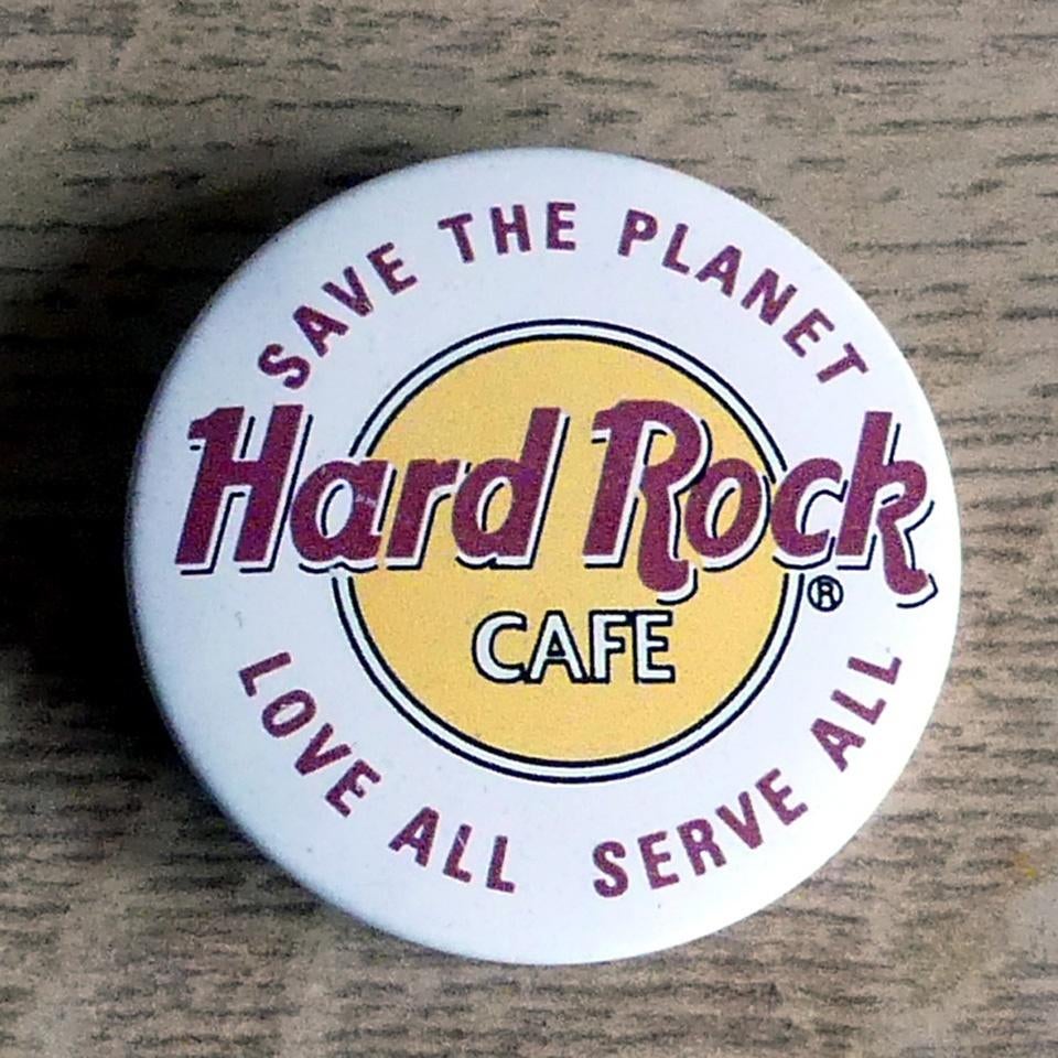 Button Hard Rock Cafe love all serve all, Verzamelen, Ophalen of Verzenden, Gebruikt, Merk, Button
