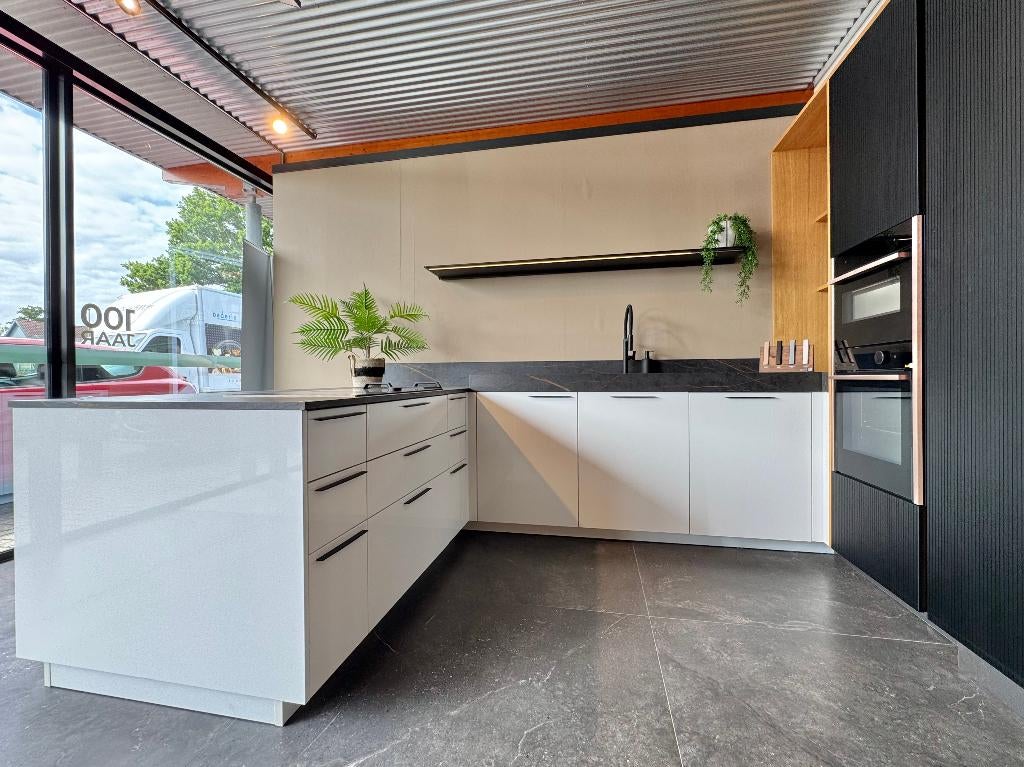 Ruime, luxe showroomkeuken U-keuken 3.60 x 2.13 x 1.97, Ophalen, U-keuken, Wit, Met kookeiland