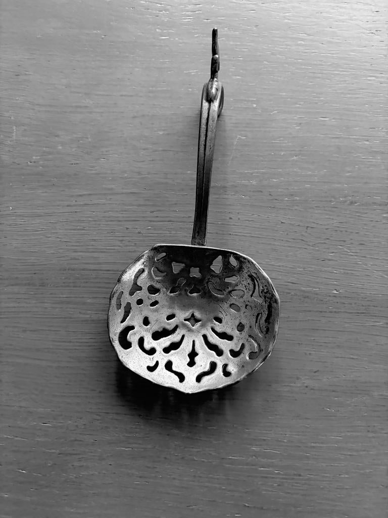 Antieke suikerlepel - Zilverkleurig met sierlijke perforatie, Ophalen of Verzenden