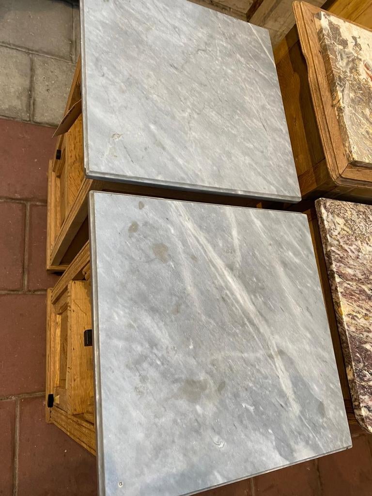 Twee Frans eiken kastjes nachtkastjes met marmer, Ophalen, Gebruikt, Minder dan 45 cm