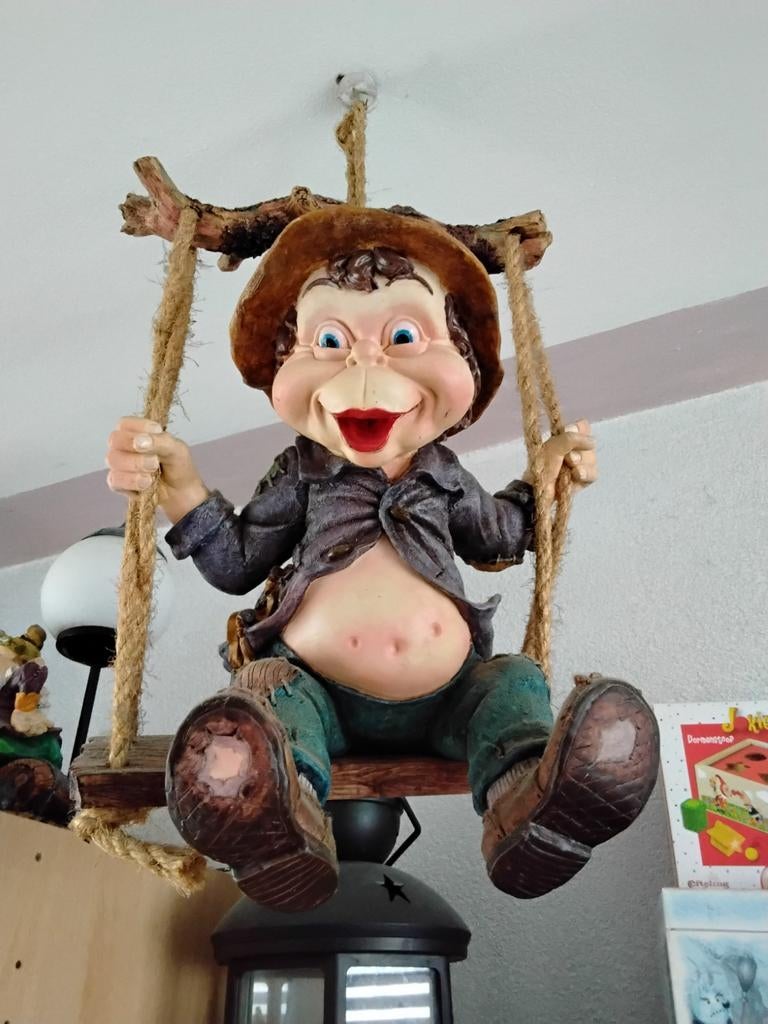 Vrolijke laaf op schommel - Decoratief beeld, Meerkleurig, Verzenden, Overige stijlen, Zo goed als nieuw