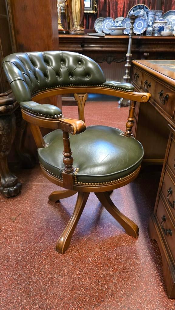 Notenhouten Chesterfield bureau met leren stoel, Ophalen of Verzenden