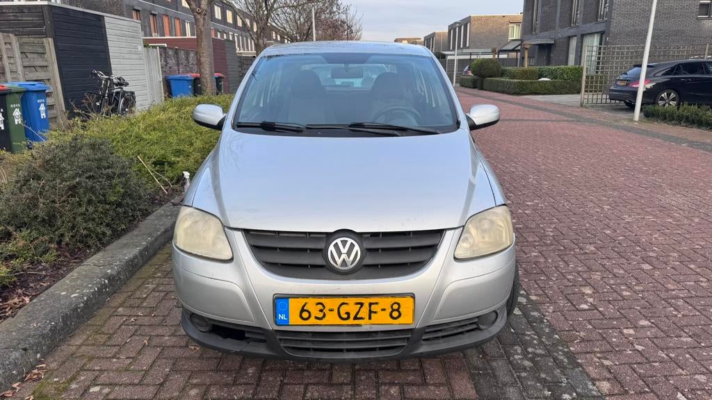 Volkswagen Fox 1.4 55KW 2008 Grijs, Auto's, Voorwielaandrijving, 4 stoelen, Origineel Nederlands, Handgeschakeld