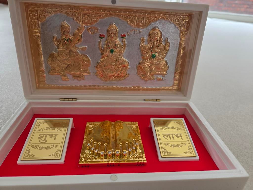 Luxury Hindu Mandir Prayer Box – Lakshmi, Ganesh & Saraswati, Verzamelen, Ophalen of Verzenden, Nieuw, Beeld(je), Hindoeïsme
