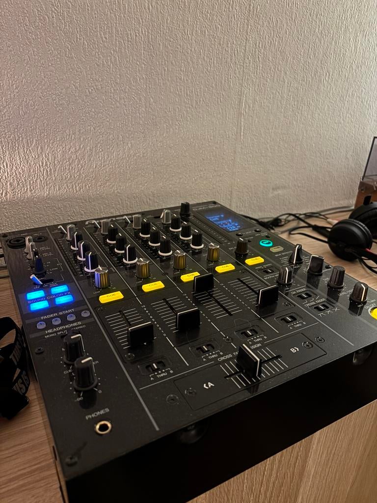 Pioneer DJM800 + flightcase, Ophalen, Zo goed als nieuw, Minder dan 5 kanalen