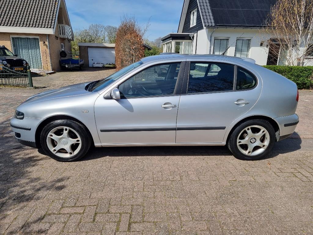 Seat Leon 1.6 16V, airco, trekhaak, nieuwe APK, weinig km, Auto's, Seat, Voorwielaandrijving, Stof, Metallic lak, Zwart