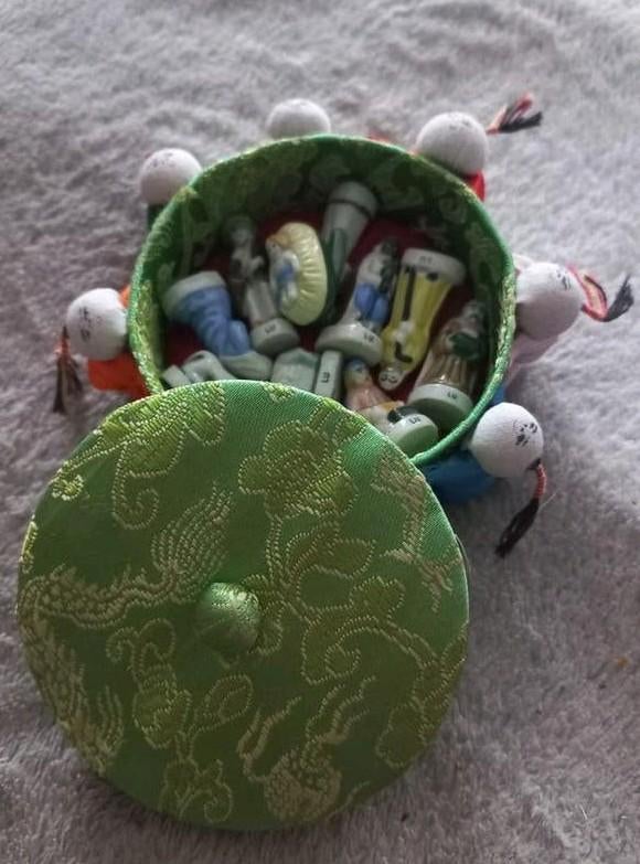 Zijden doosje met 12 Féve kerststal figuren, Ophalen of Verzenden