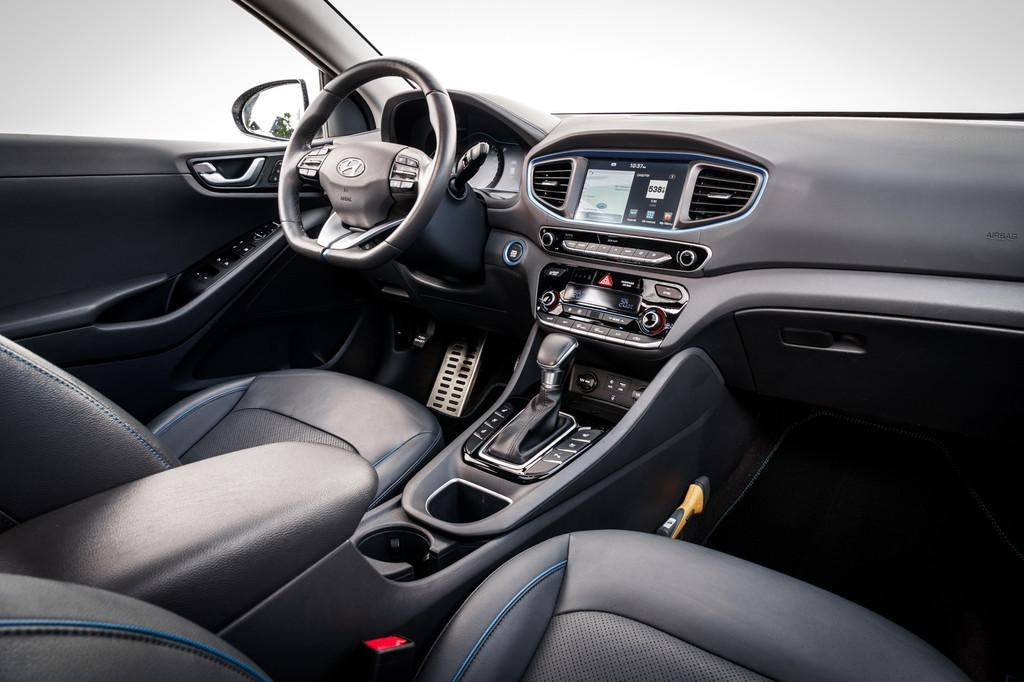 Hyundai IONIQ 1.6 GDi Blue Drive Premium | Leder | Schuifdak, Auto's, Hyundai, 28 km/l, Gebruikt, Met garantie (alle), Wit