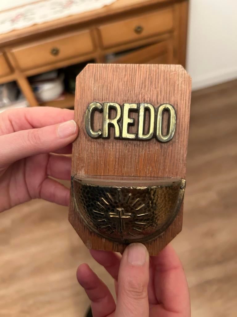 Vintage wijwaterbakje 'CREDO' van hout en metaal, Antiek en Kunst, Antiek | Religie, Ophalen of Verzenden