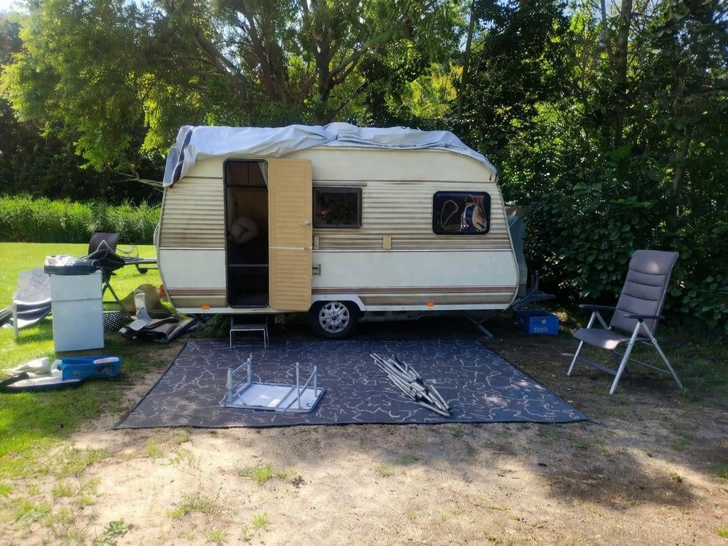 Dethleffs caravan 1991 met bijna nieuwe voortent, Openslaande ramen, 75 kg, Treinzit, 750 - 1000 kg