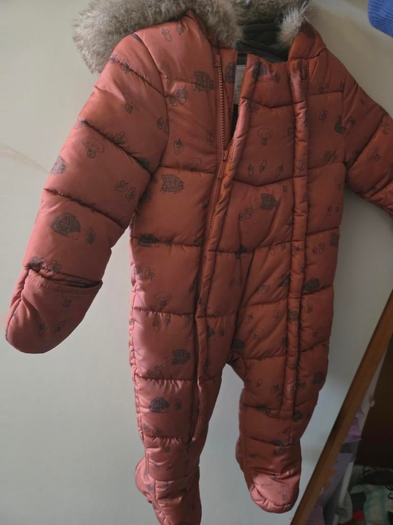 Bruine baby winterpak met capuchon en wantjes, Ophalen, Zo goed als nieuw, Primark, Jongetje of Meisje