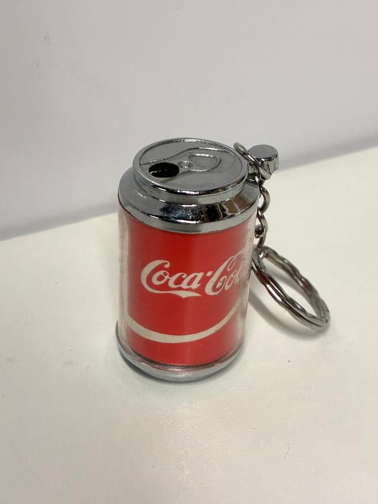 Prachtige sleutel hanger van Coca Cola met aansteker, Ophalen of Verzenden, Zo goed als nieuw, Merk